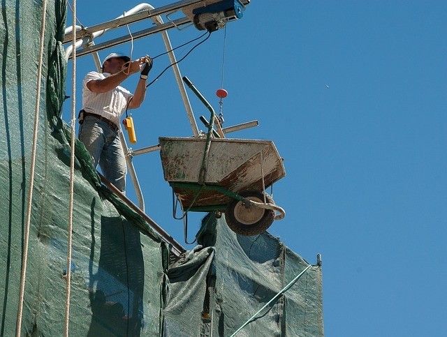bonne tenue du maçon sur le chantier