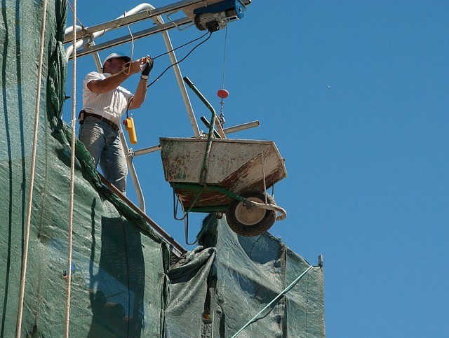 bonne tenue du maçon sur le chantier